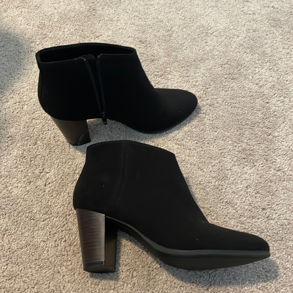 Old Navy black heeled booties